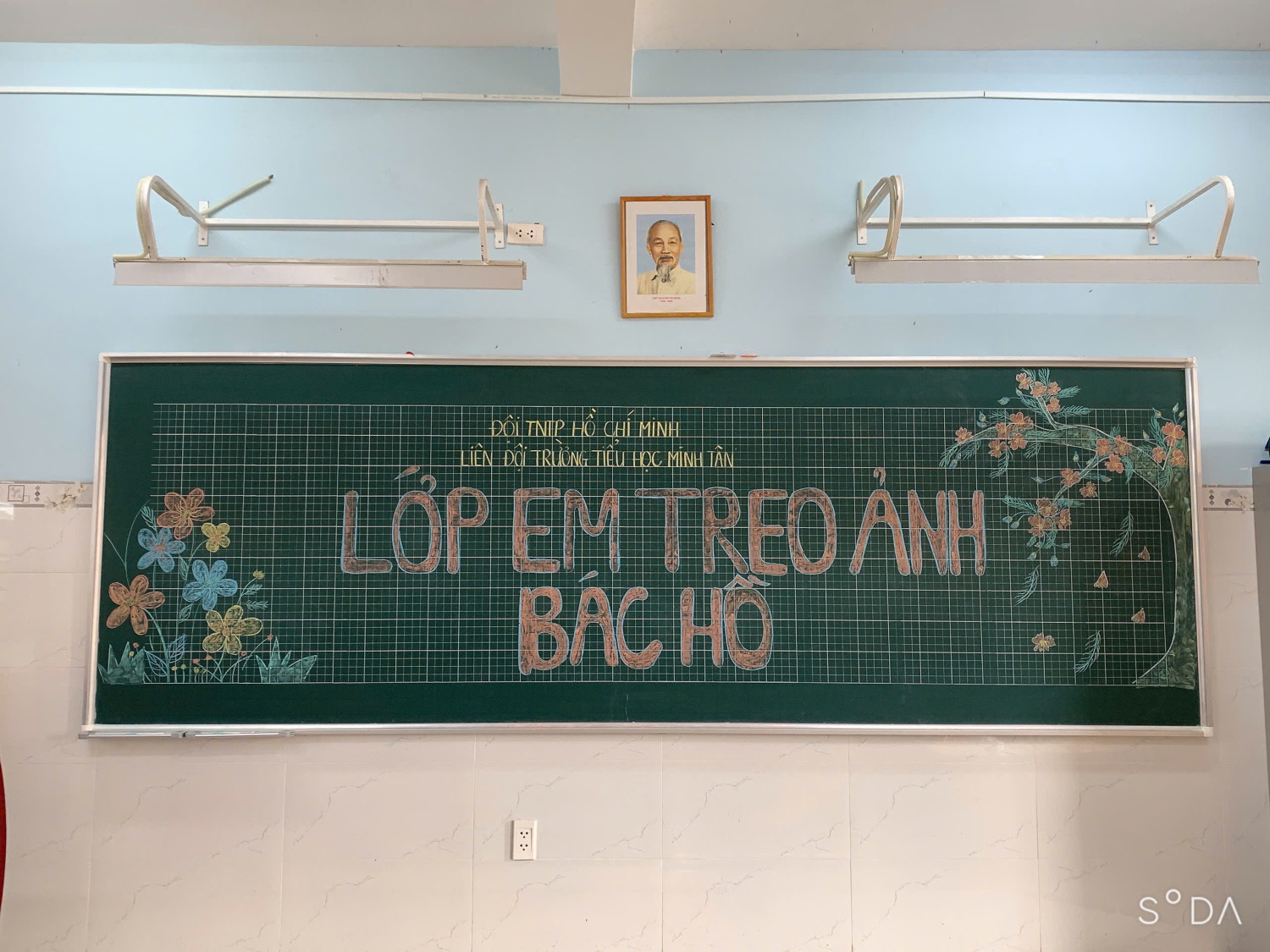 PHONG TRÀO "LỚP EM TREO ẢNH BÁC HỒ"